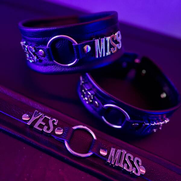 Halsband "Yes Miss" 
