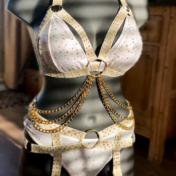 Bedazzled wit & goud 